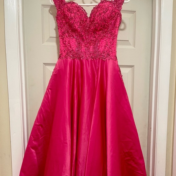 A-Line Off-The-Shoulder long fuchsia chiffon dress with pockets. - Picture 2 of 4